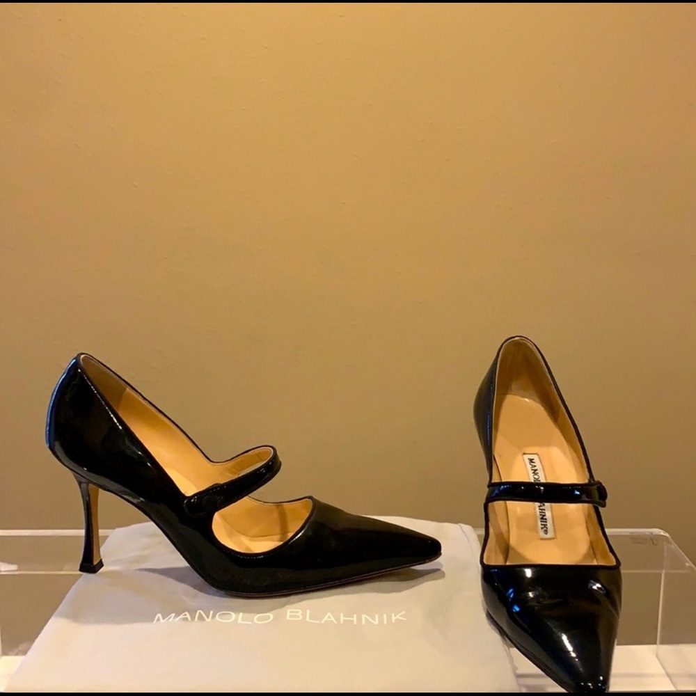 Manolo Blahnik Mary Jane black patent leather pumps. Very gently worn. 38.5.